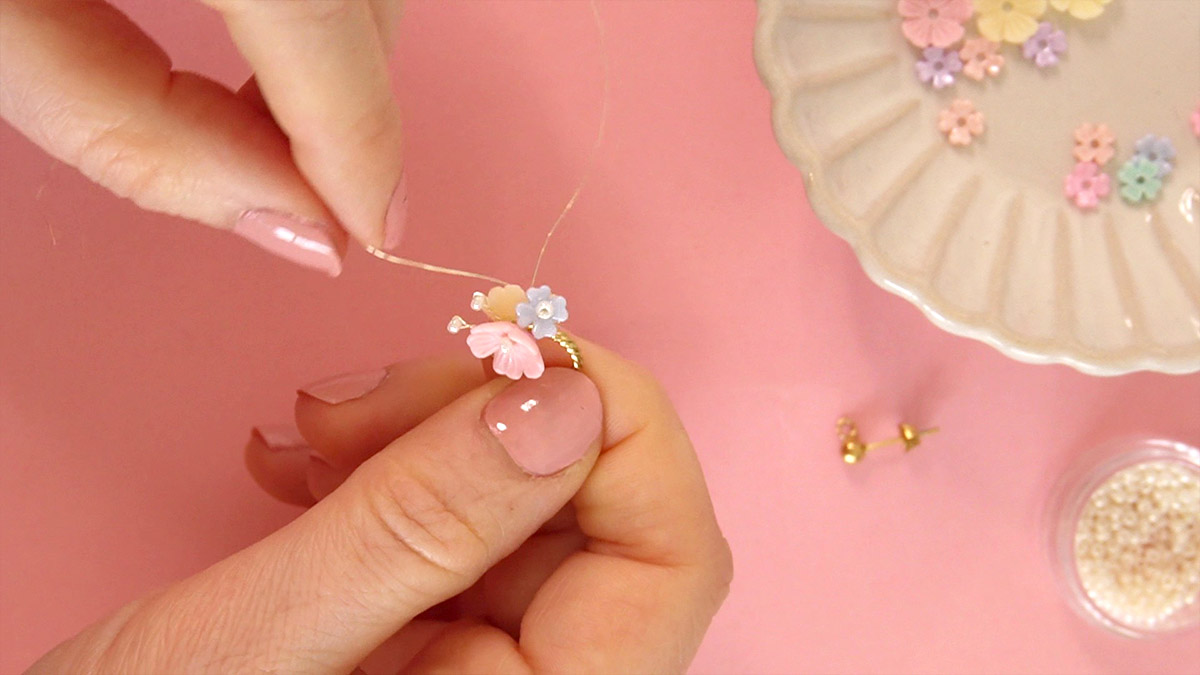 Orecchini con fiori piccoli e perle di semi : Tappa 5 Orecchini con fiori piccoli e perle di semi : Tappa 5