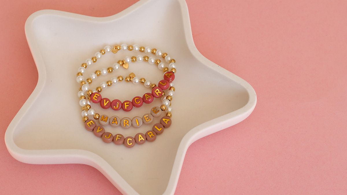 Bracciali da sposa con perle perlate e perle di lettere Bracciali da sposa con perle perlate e perle di lettere