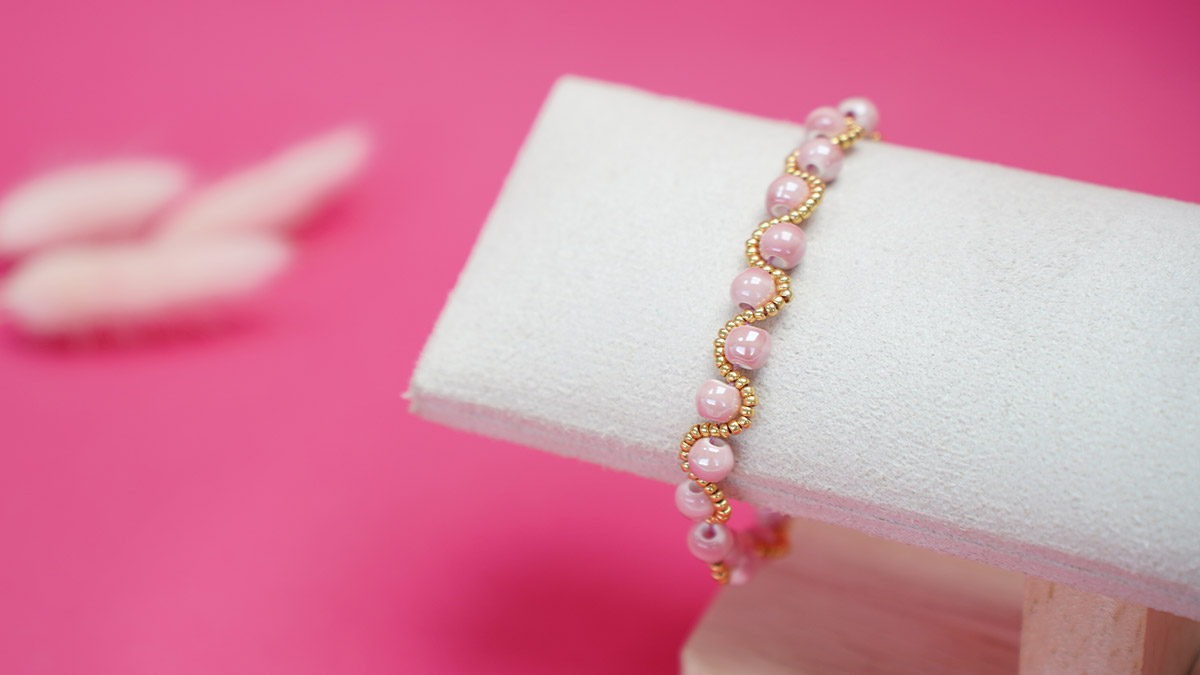 Schema Bracciale di perle di ceramica rosa a trama ondulata Schema Bracciale di perle di ceramica rosa a trama ondulata
