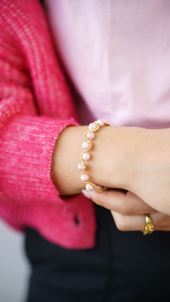 Schema Bracciale di perle di ceramica rosa a trama ondulata Schema Bracciale di perle di ceramica rosa a trama ondulata