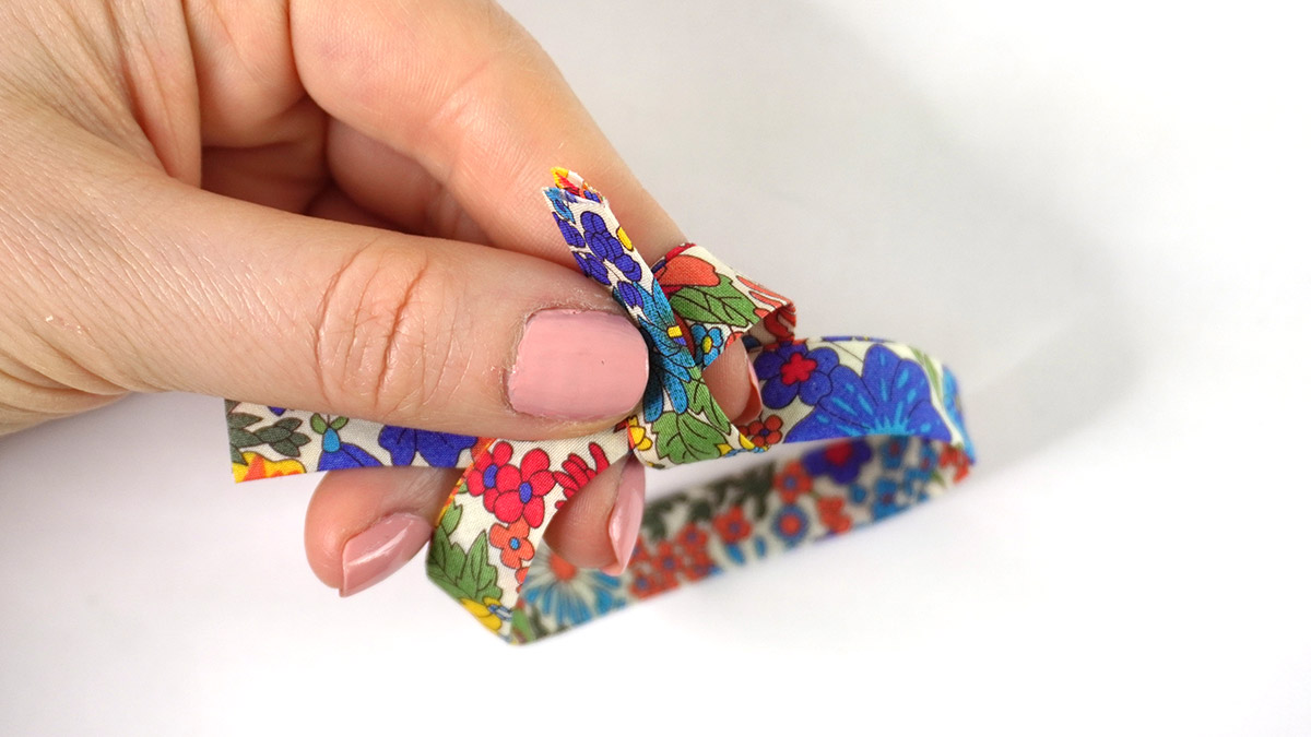 Bracciale liberty senza chiusura con nodi scorrevoli : Tappa 1 Bracciale liberty senza chiusura con nodi scorrevoli : Tappa 1