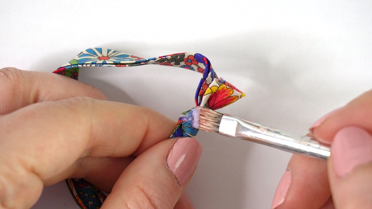 Bracciale liberty senza chiusura con nodi scorrevoli : Tappa 3 Bracciale liberty senza chiusura con nodi scorrevoli : Tappa 3