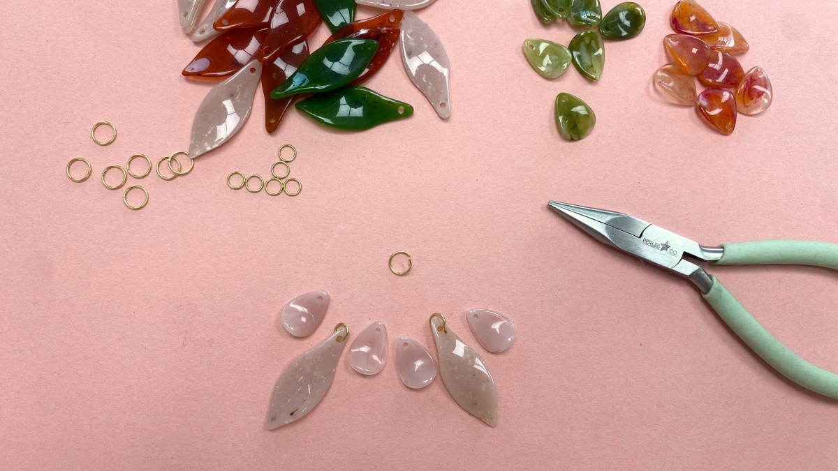 Orecchini pendenti a fiore in resina dorata e acciaio inossidabile : Tappa 1 Orecchini pendenti a fiore in resina dorata e acciaio inossidabile : Tappa 1