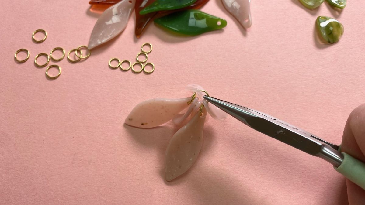 Orecchini pendenti a fiore in resina dorata e acciaio inossidabile : Tappa 2 Orecchini pendenti a fiore in resina dorata e acciaio inossidabile : Tappa 2