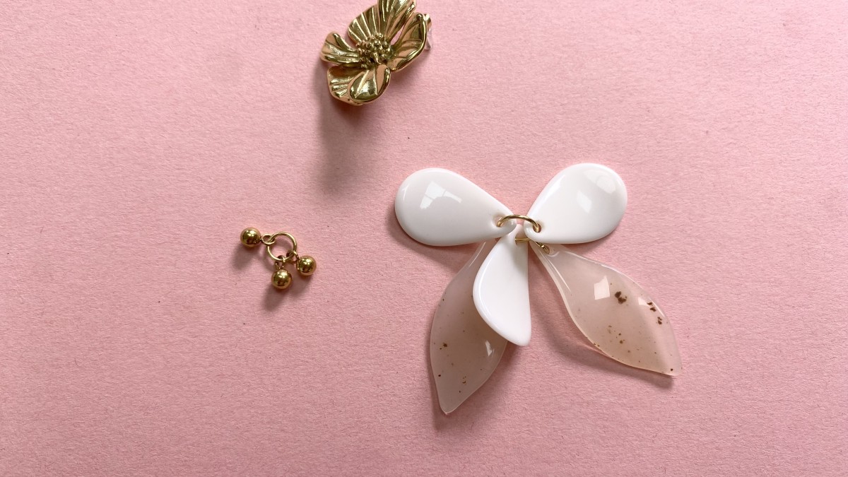 Orecchini pendenti a fiore in resina dorata e acciaio inossidabile : Tappa 4 Orecchini pendenti a fiore in resina dorata e acciaio inossidabile : Tappa 4