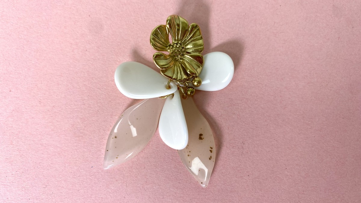 Orecchini pendenti a fiore in resina dorata e acciaio inossidabile : Tappa 5 Orecchini pendenti a fiore in resina dorata e acciaio inossidabile : Tappa 5