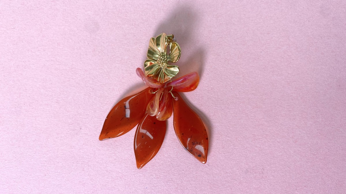 Orecchini pendenti a fiore in resina dorata e acciaio inossidabile : Tappa 6 Orecchini pendenti a fiore in resina dorata e acciaio inossidabile : Tappa 6