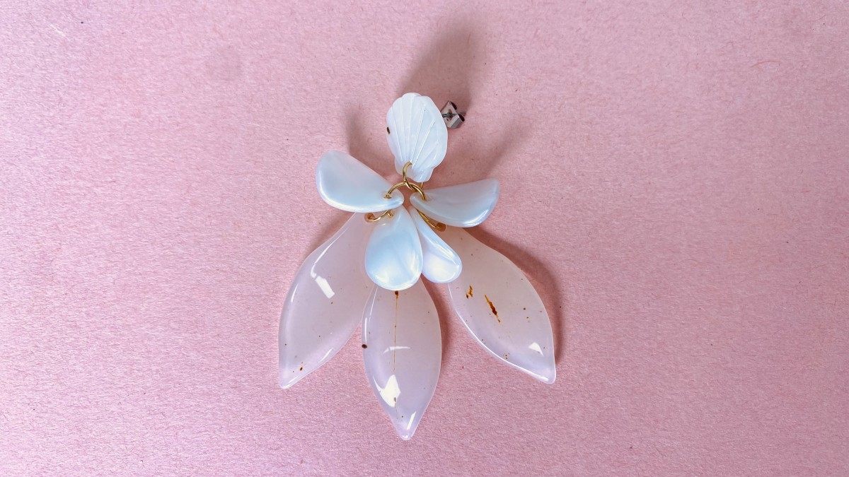 Orecchini pendenti a fiore in resina dorata e acciaio inossidabile : Tappa 7 Orecchini pendenti a fiore in resina dorata e acciaio inossidabile : Tappa 7