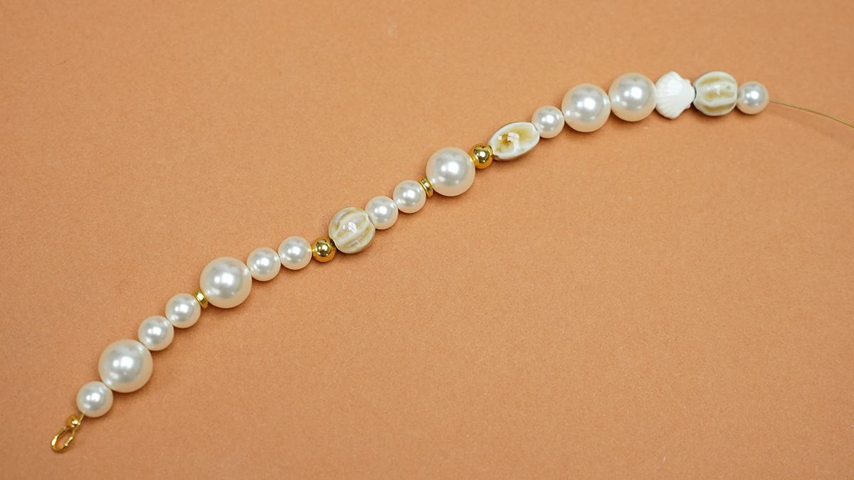 Collana con perle di ceramica, perle di madreperla e ciondoli marini : Tappa 1 Collana con perle di ceramica, perle di madreperla e ciondoli marini : Tappa 1