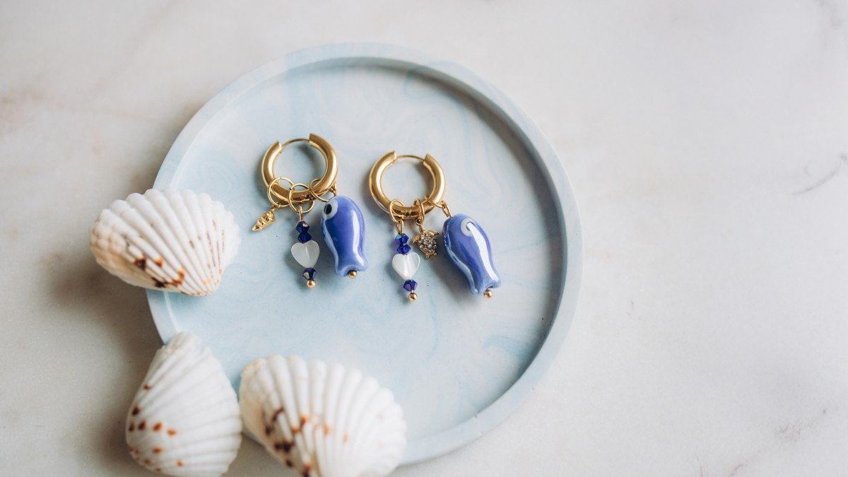 Orecchini creoli con pendente a forma di pesce Orecchini creoli con pendente a forma di pesce