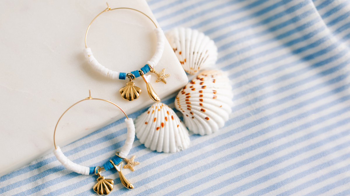 Orecchini estivi a cerchio e ciondoli in Perla di Heishi Orecchini estivi a cerchio e ciondoli in Perla di Heishi