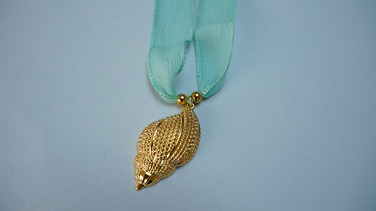 Collana XXL con nastro di seta e pendente a forma di sole : Tappa 1 Collana XXL con nastro di seta e pendente a forma di sole : Tappa 1