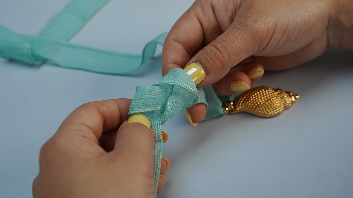 Collana XXL con nastro di seta e pendente a forma di sole : Tappa 2 Collana XXL con nastro di seta e pendente a forma di sole : Tappa 2