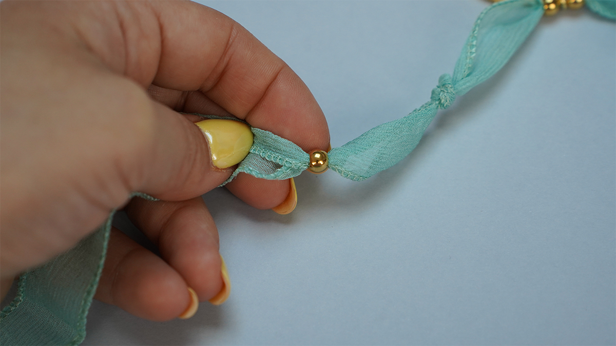 Collana XXL con nastro di seta e pendente a forma di sole : Tappa 3 Collana XXL con nastro di seta e pendente a forma di sole : Tappa 3