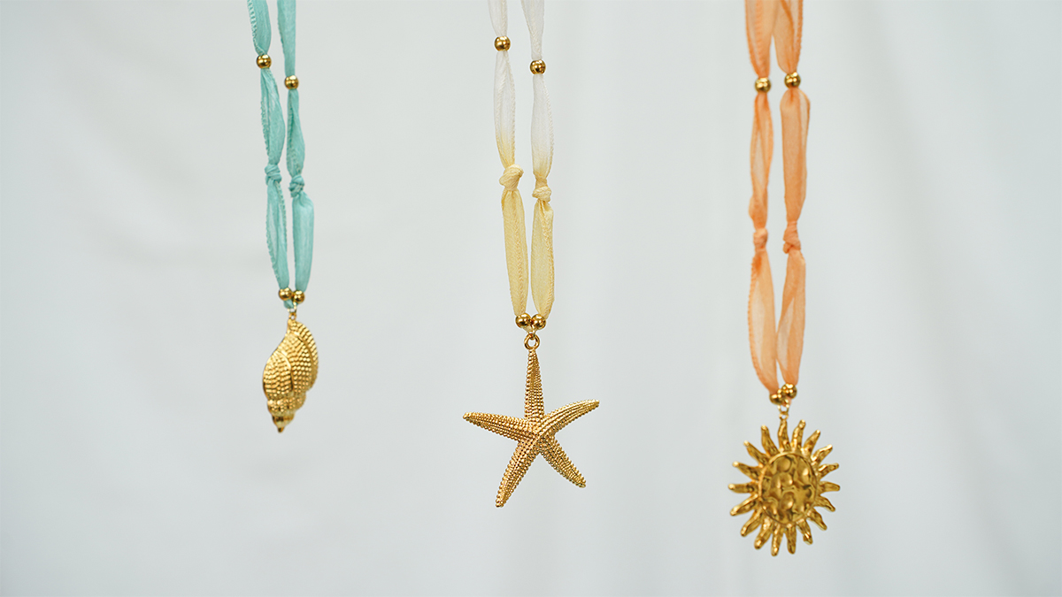 Collana XXL con nastro di seta e pendente a forma di sole : Tappa 5 Collana XXL con nastro di seta e pendente a forma di sole : Tappa 5