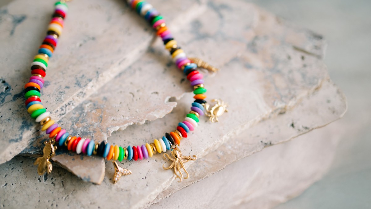 Schema Collana con perle in osso colorato e pendenti in acciaio inossidabile Schema Collana con perle in osso colorato e pendenti in acciaio inossidabile