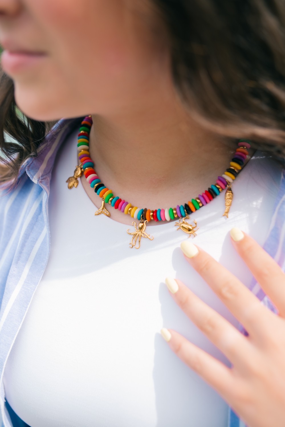 Schema Collana con perle in osso colorato e pendenti in acciaio inossidabile Schema Collana con perle in osso colorato e pendenti in acciaio inossidabile