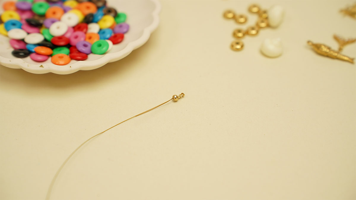 Collana con perle in osso colorato e pendenti in acciaio inossidabile : Tappa 1 Collana con perle in osso colorato e pendenti in acciaio inossidabile : Tappa 1