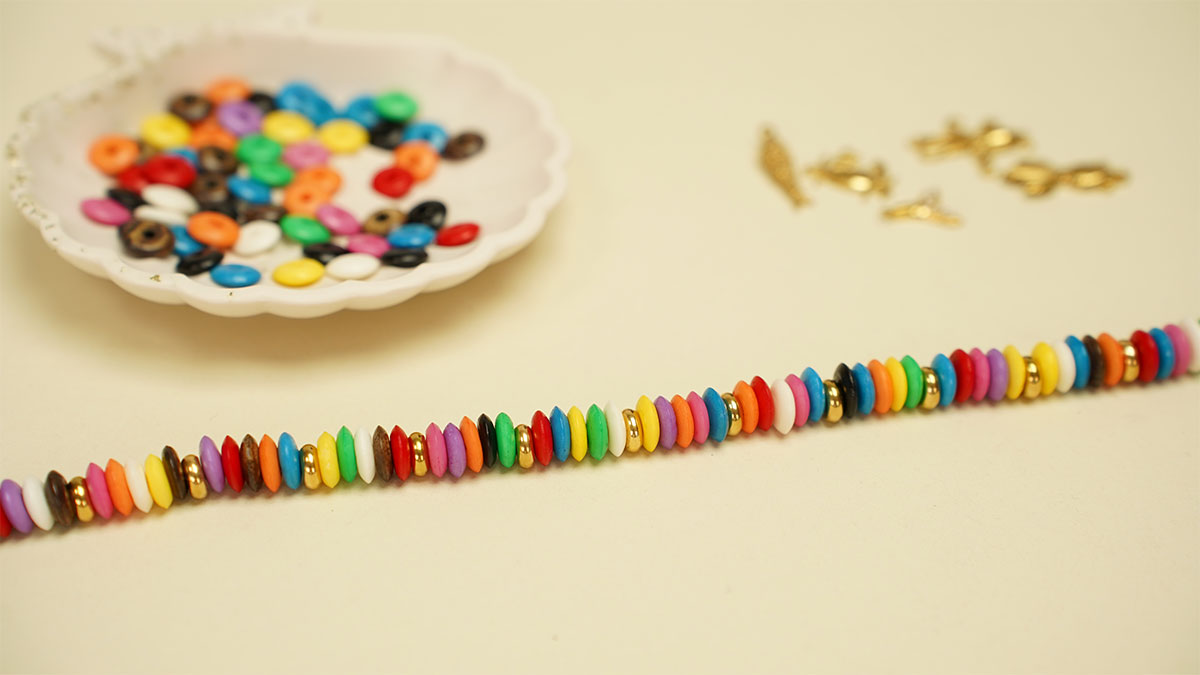 Collana con perle in osso colorato e pendenti in acciaio inossidabile : Tappa 2 Collana con perle in osso colorato e pendenti in acciaio inossidabile : Tappa 2