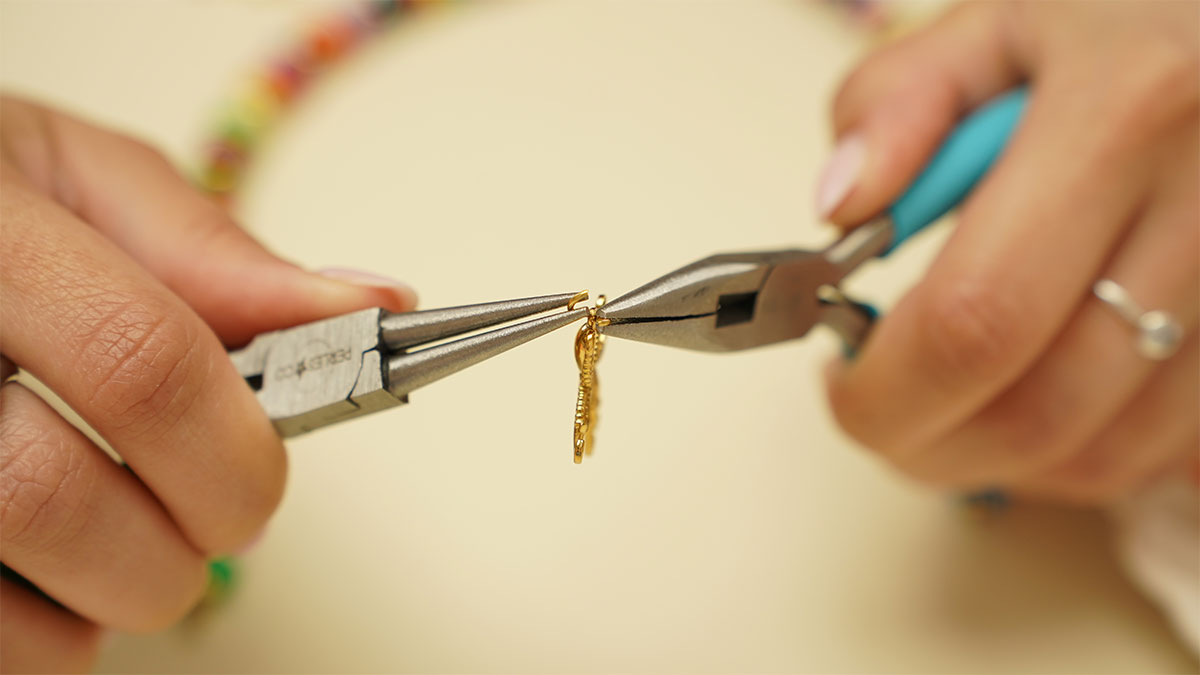 Collana con perle in osso colorato e pendenti in acciaio inossidabile : Tappa 4 Collana con perle in osso colorato e pendenti in acciaio inossidabile : Tappa 4