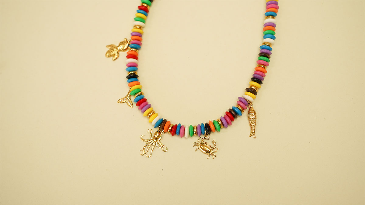 Collana con perle in osso colorato e pendenti in acciaio inossidabile : Tappa 5 Collana con perle in osso colorato e pendenti in acciaio inossidabile : Tappa 5