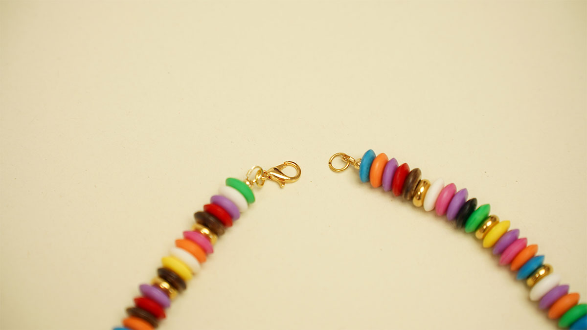 Collana con perle in osso colorato e pendenti in acciaio inossidabile : Tappa 6 Collana con perle in osso colorato e pendenti in acciaio inossidabile : Tappa 6