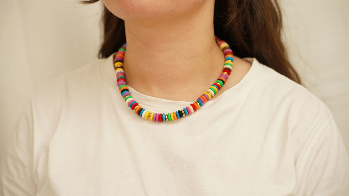 Collana con perle in osso colorato e pendenti in acciaio inossidabile : Tappa 7 Collana con perle in osso colorato e pendenti in acciaio inossidabile : Tappa 7