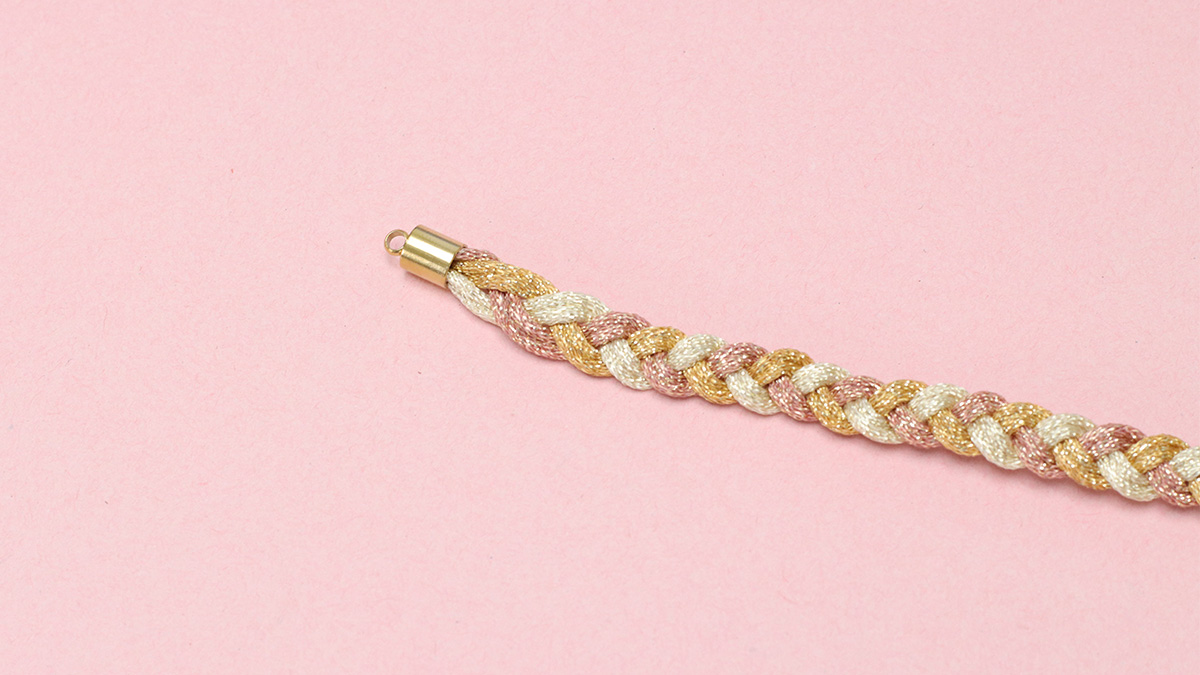 Bracciale donna intrecciato con Ciondoli : Tappa 3 Bracciale donna intrecciato con Ciondoli : Tappa 3