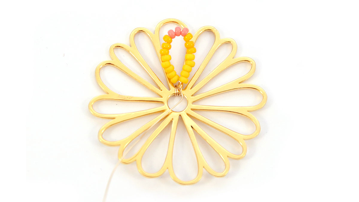 Orecchini a fiore con perle Rocailles : Tappa 2 Orecchini a fiore con perle Rocailles : Tappa 2