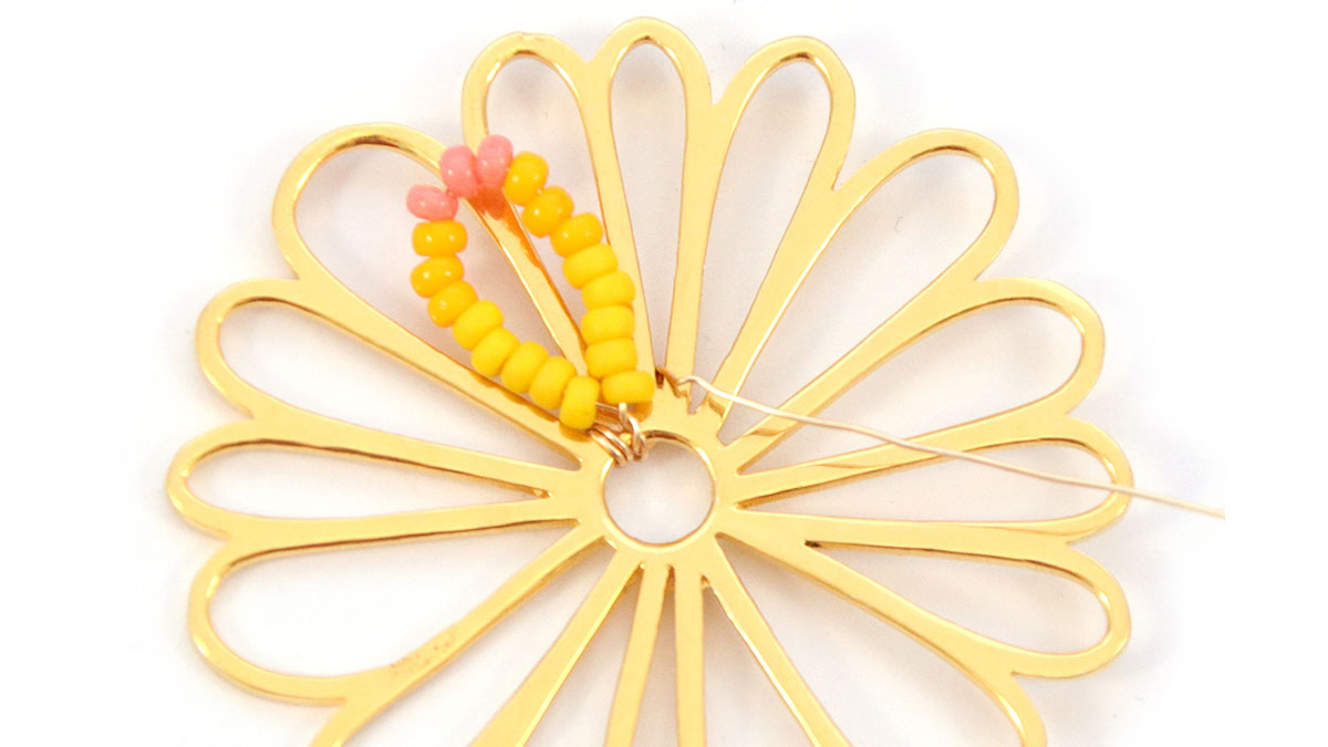 Orecchini a fiore con perle Rocailles : Tappa 3 Orecchini a fiore con perle Rocailles : Tappa 3