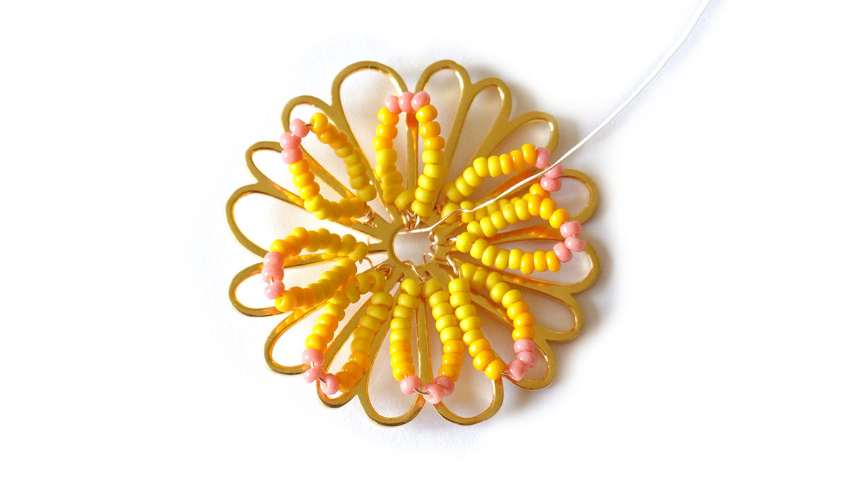 Orecchini a fiore con perle Rocailles : Tappa 4 Orecchini a fiore con perle Rocailles : Tappa 4