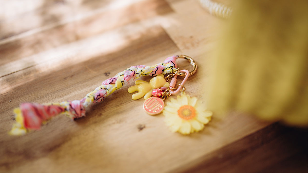 Schema Borsa grigri colorata con bandana e Ciondoli Schema Borsa grigri colorata con bandana e Ciondoli