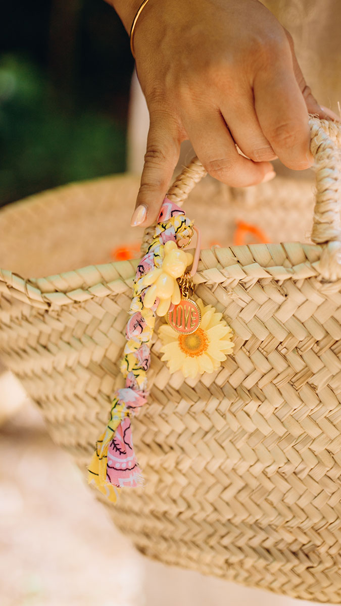 Schema Borsa grigri colorata con bandana e Ciondoli Schema Borsa grigri colorata con bandana e Ciondoli