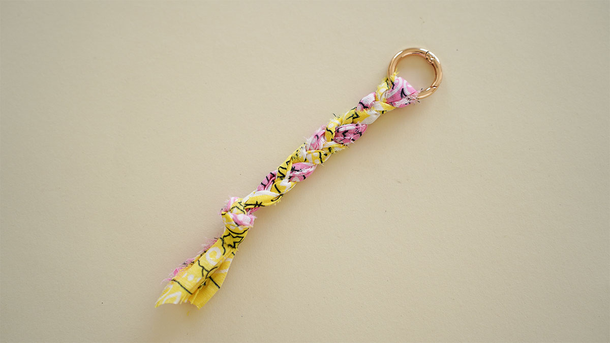 Borsa grigri colorata con bandana e Ciondoli : Tappa 3 Borsa grigri colorata con bandana e Ciondoli : Tappa 3