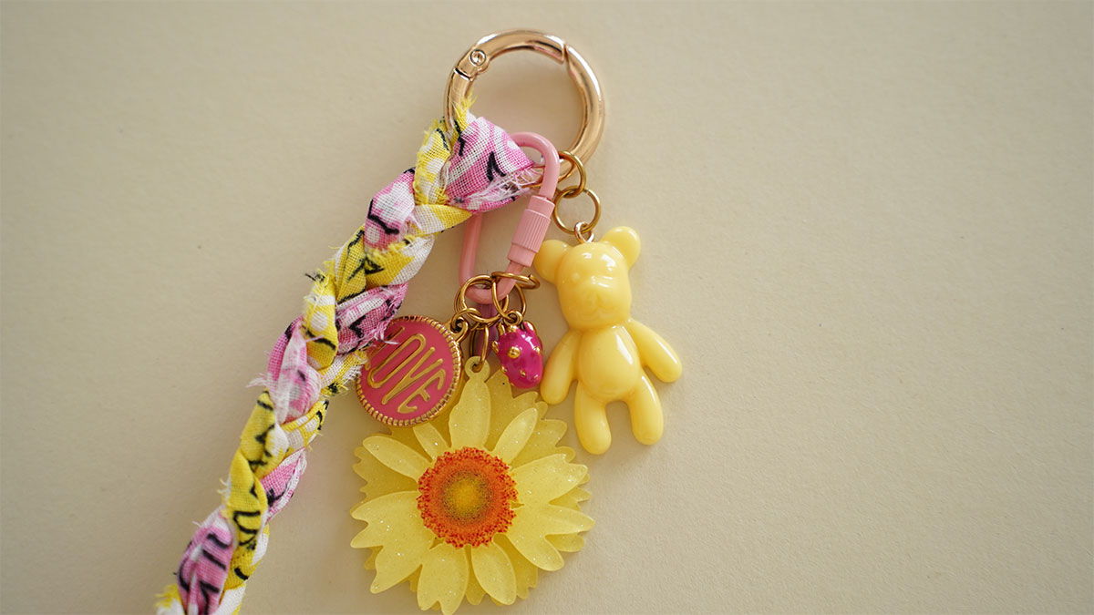 Borsa grigri colorata con bandana e Ciondoli : Tappa 6 Borsa grigri colorata con bandana e Ciondoli : Tappa 6