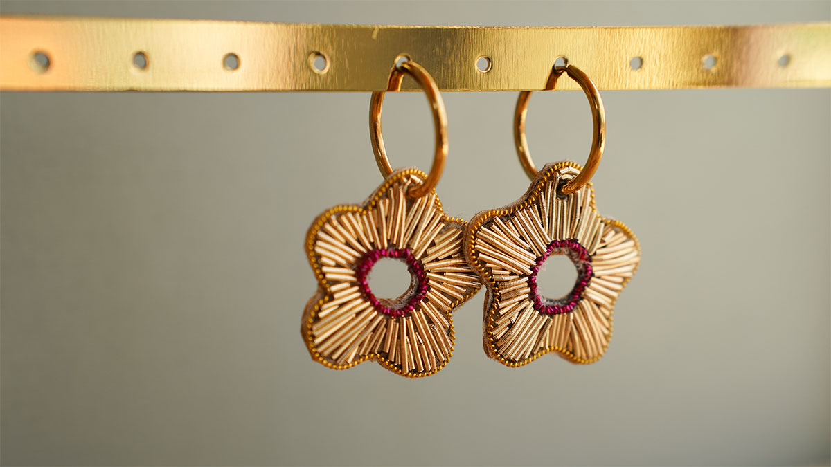 Orecchini con fiori ricamati Orecchini con fiori ricamati