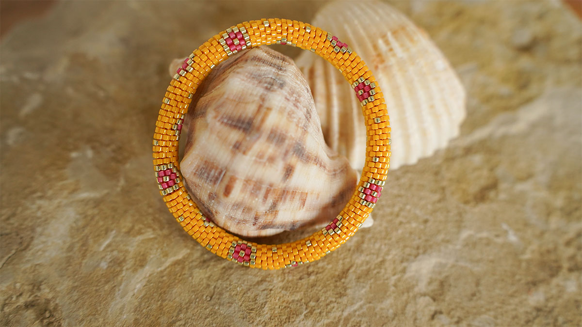 Schema Bracciale bangle con fiori a spirale all'uncinetto Schema Bracciale bangle con fiori a spirale all'uncinetto