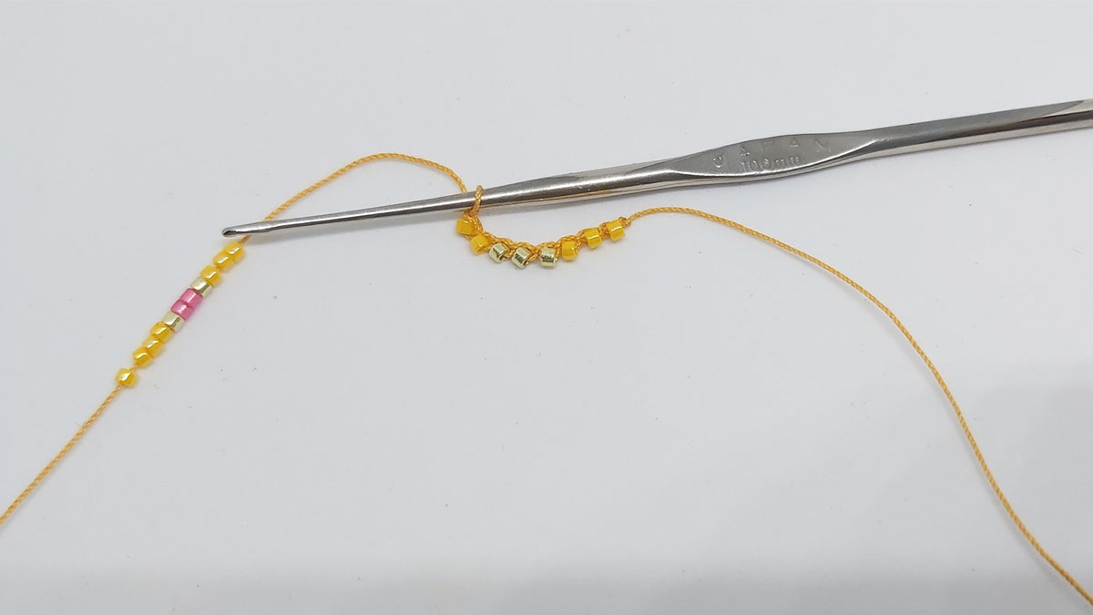 Bracciale bangle con fiori a spirale all'uncinetto : Tappa 1 Bracciale bangle con fiori a spirale all'uncinetto : Tappa 1