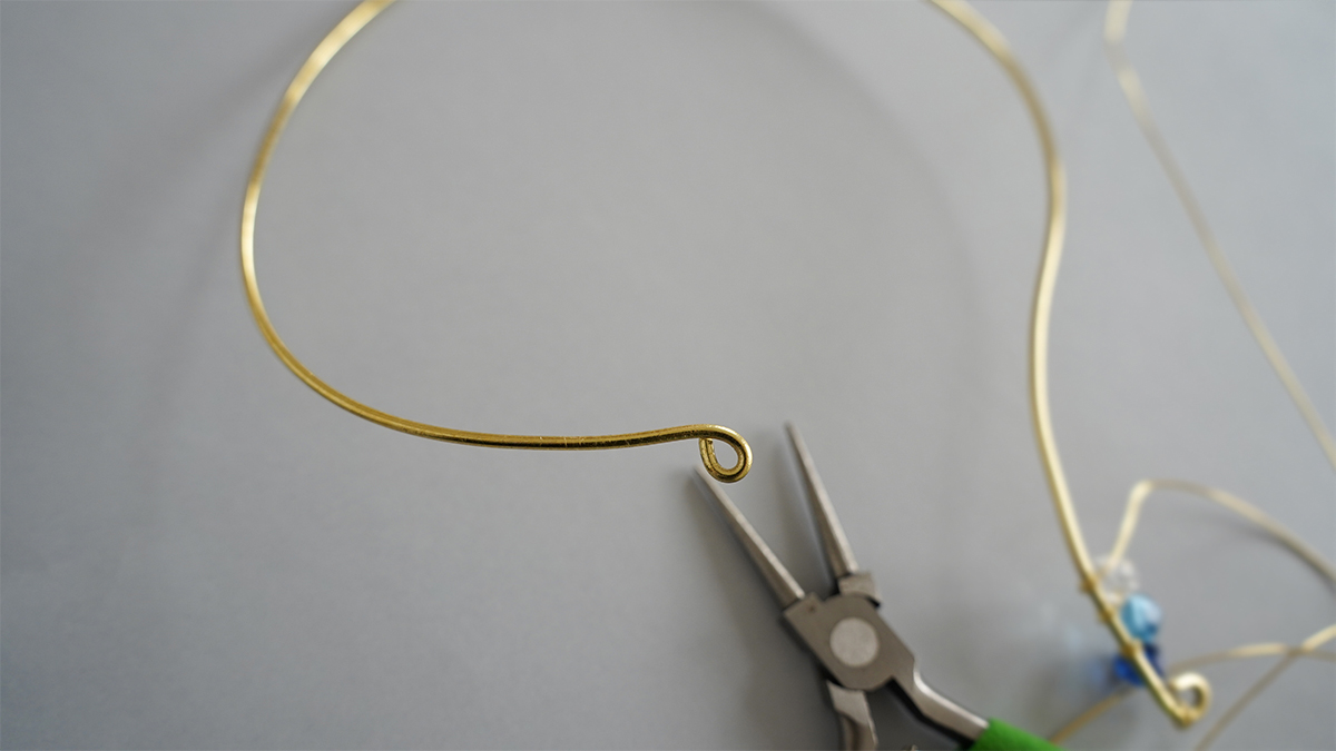 Collana in filo d'ottone con perle blu e gocce Swarovski : Tappa 1 Collana in filo d'ottone con perle blu e gocce Swarovski : Tappa 1