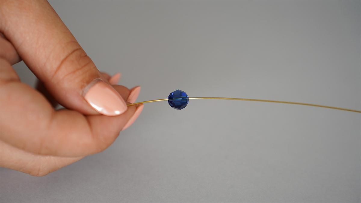 Collana in filo d'ottone con perle blu e gocce Swarovski : Tappa 2 Collana in filo d'ottone con perle blu e gocce Swarovski : Tappa 2