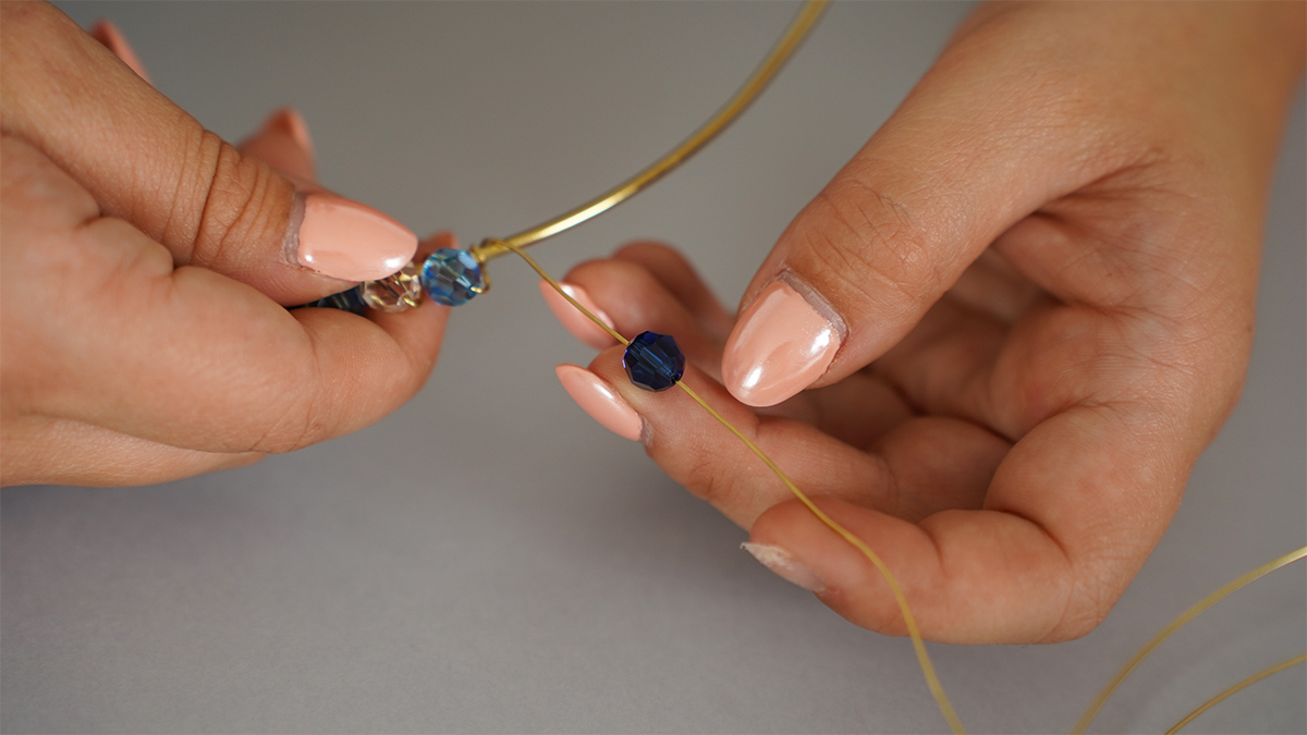 Collana in filo d'ottone con perle blu e gocce Swarovski : Tappa 3 Collana in filo d'ottone con perle blu e gocce Swarovski : Tappa 3