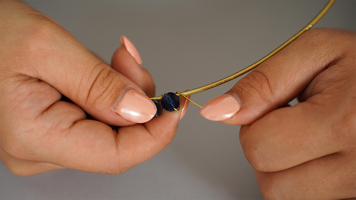 Collana in filo d'ottone con perle blu e gocce Swarovski : Tappa 5 Collana in filo d'ottone con perle blu e gocce Swarovski : Tappa 5