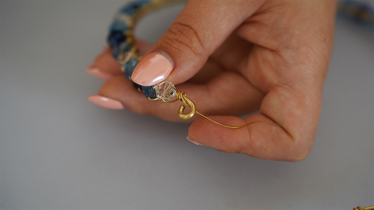 Collana in filo d'ottone con perle blu e gocce Swarovski : Tappa 6 Collana in filo d'ottone con perle blu e gocce Swarovski : Tappa 6