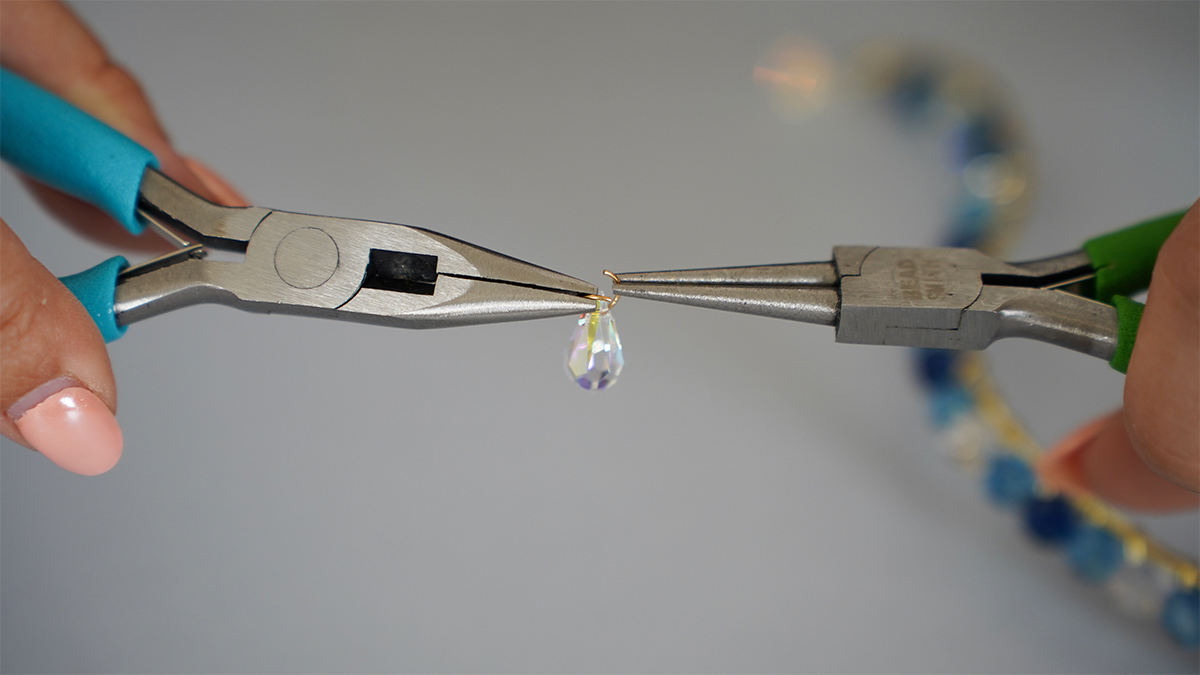 Collana in filo d'ottone con perle blu e gocce Swarovski : Tappa 7 Collana in filo d'ottone con perle blu e gocce Swarovski : Tappa 7