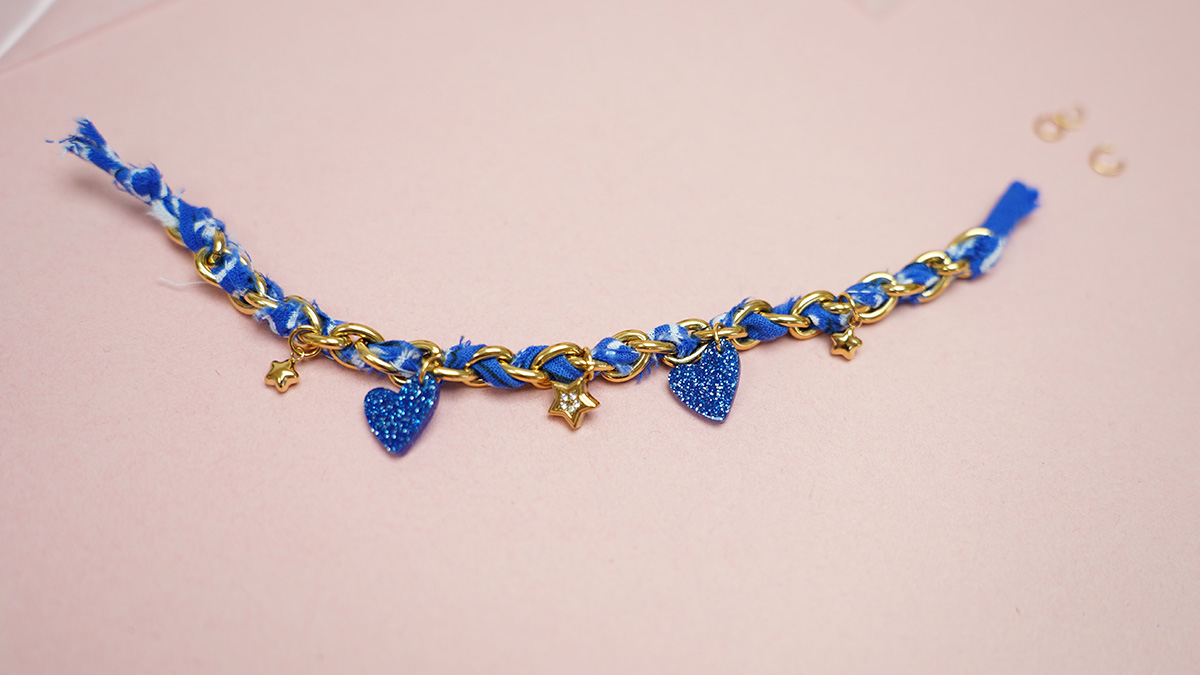 Bracciale a catena e bandana blu : Tappa 6 Bracciale a catena e bandana blu : Tappa 6