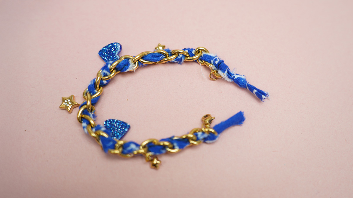 Bracciale a catena e bandana blu : Tappa 7 Bracciale a catena e bandana blu : Tappa 7