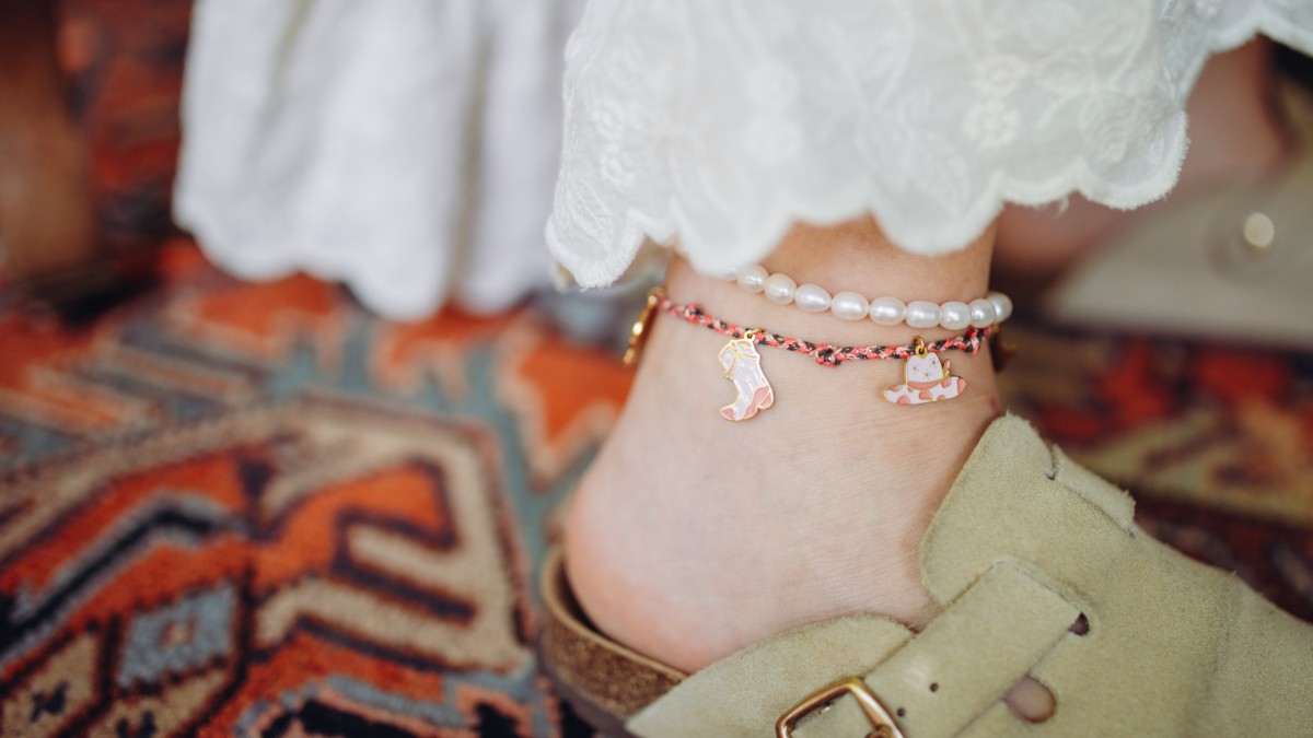 Cordoncino alla caviglia con Ciondoli da cowgirl e bracciale di perle d'acqua dolce Cordoncino alla caviglia con Ciondoli da cowgirl e bracciale di perle d'acqua dolce