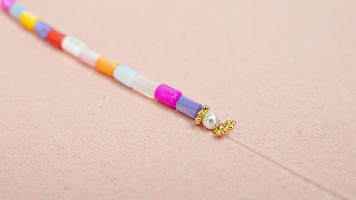 Collana con perle di madreperla color pastello : Tappa 5 Collana con perle di madreperla color pastello : Tappa 5