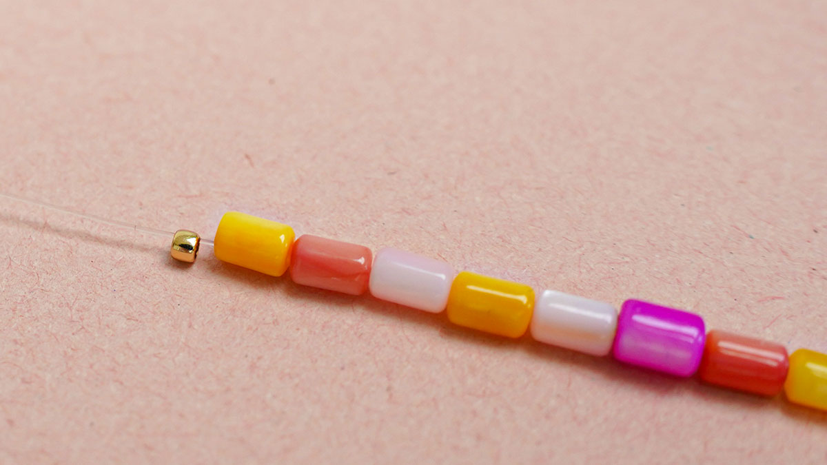 Collana con perle di madreperla color pastello : Tappa 7 Collana con perle di madreperla color pastello : Tappa 7