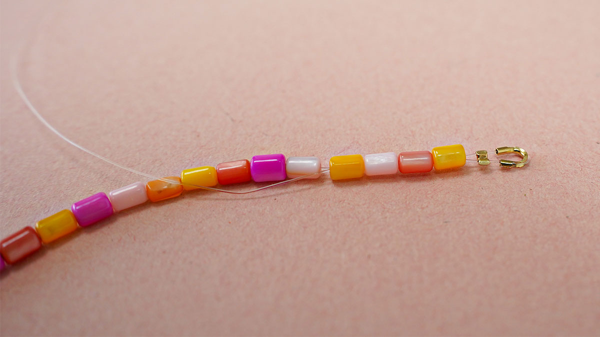 Collana con perle di madreperla color pastello : Tappa 9 Collana con perle di madreperla color pastello : Tappa 9